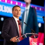 Flávio Bolsonaro destaca preocupações com o rumo do Brasil durante discurso nos EUA